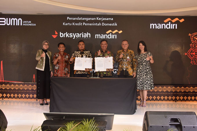 Direktur Pembiayaan BRK Syariah Tengkoe Irawan bersama Direktur Treasury dan International Banking Mandiri, Panji Irawan, dan disaksikan oleh Direktur Utama BRK Syariah, Andi Buchari, Kepala BPKAD Provinsi Riau, Indra SE MSi, Senior Vice President Interna
